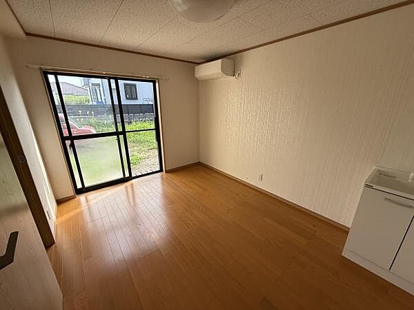 【洋室】やわらかい陽光が差し込む居室。