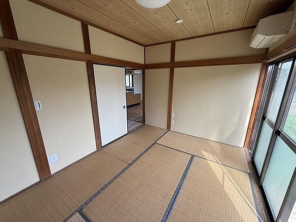 【和室】押し入れもあり収納も充実
