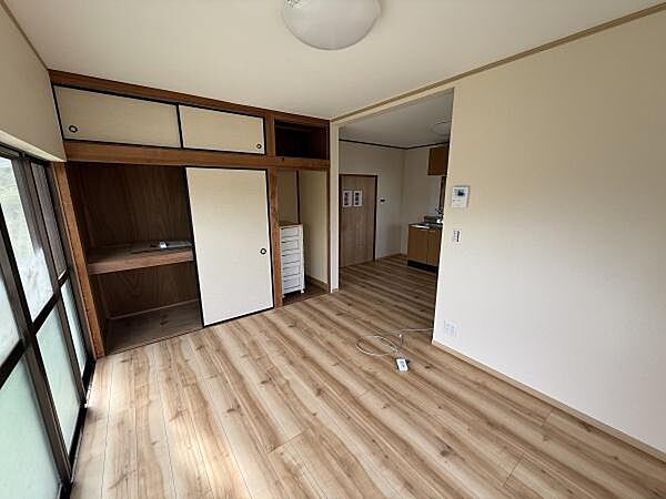 【洋室】やわらかい陽光が差し込む居室。