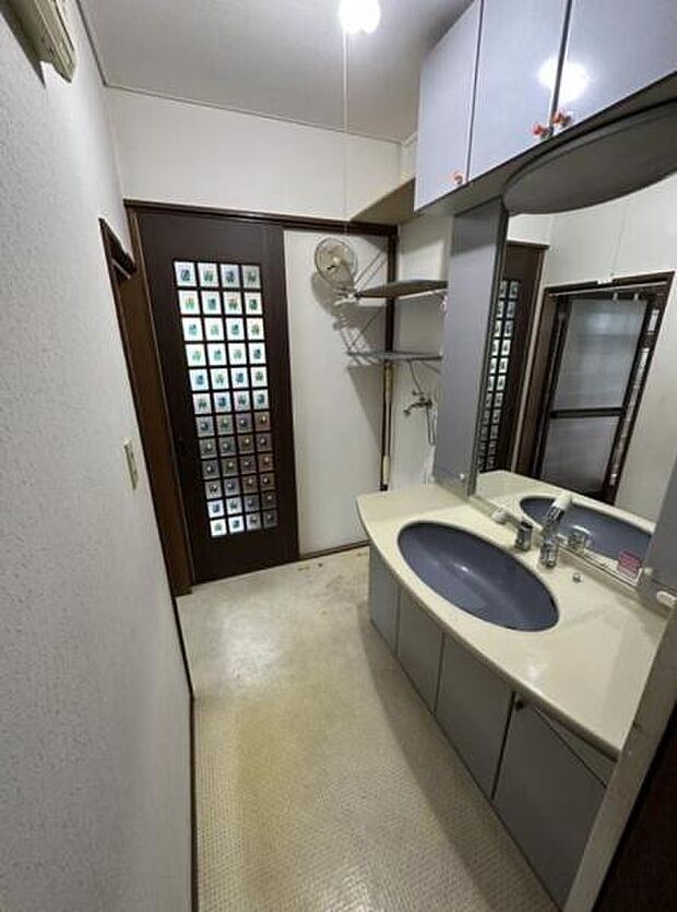 【洗面室】ゆったりとした広さと落ち着いた雰囲気のパウダールーム。