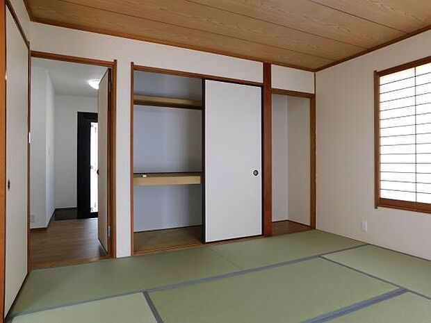 【和室】落ち着きのある明るい8畳の和室　玄関からの動線もよく、ゲストルームにも。