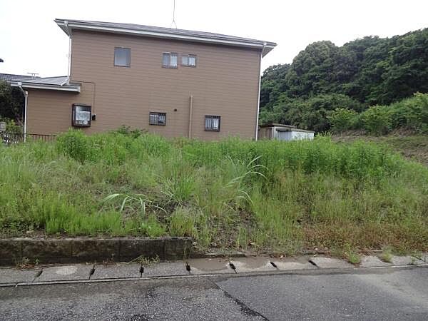ヒメハルゼミの自生地や八幡湖が近く、穏やかで緑豊かな住環境です。整形の北西角地