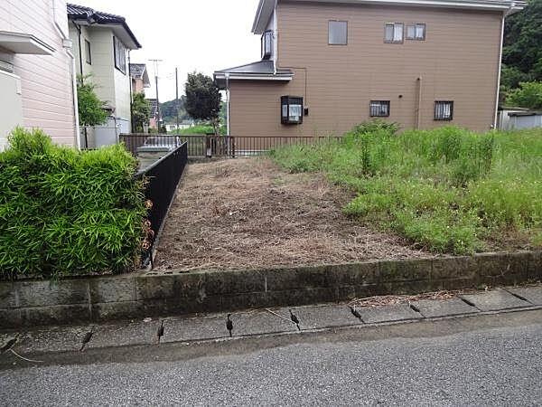 ヒメハルゼミの自生地や八幡湖が近く、穏やかで緑豊かな住環境です。整形の北西角地