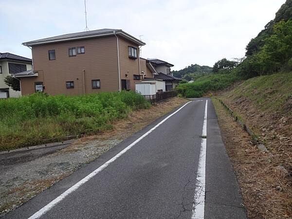 手前私道は、長生共楽園第2ひめはる（老人介護施設）の所有通路となっています。