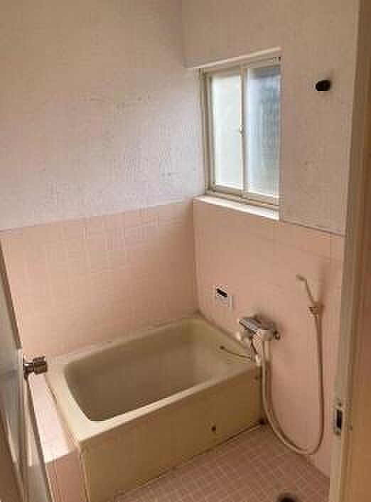 【浴室】白を基調とした清潔感のあるバスルーム