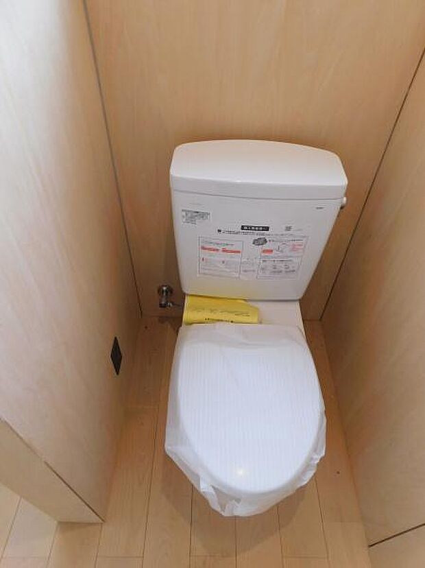 【トイレ】白を基調としたシンプルながらも落ち着いた空間。