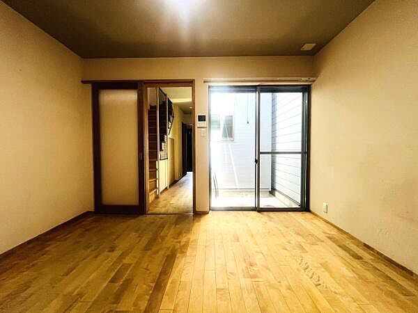 1階のダイニングです。キッチンと分かれているのでお料理の匂いが残りません。室内の使い勝手や動線は内覧での確認がおすすめです◎