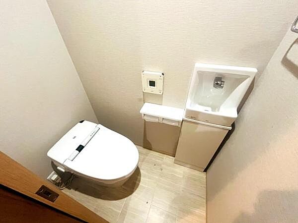 毎日使う場所だからこそ清潔感と快適さを。温水洗浄便座つきのトイレです。