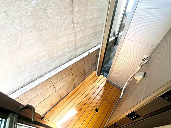 洗面室と屋外がシームレスにつながる動線は室内を濡らしたり汚したりする心配がなく日々の家事を楽にしてくれる要素のひとつです。