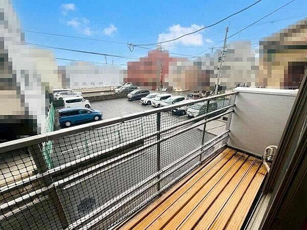 バルコニーからの眺望は視界を遮ることなく開放的。明るさや通風もしっかり確保されています。