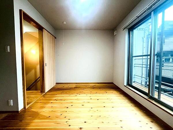 バルコニーに面した洋室です。室内の明るさや空間の広がりは現地内覧で体感いただけます。