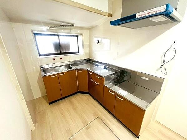 新品のキッチンに生まれ変わりました。調理スペースが広めなのでお料理がしやすそうです。