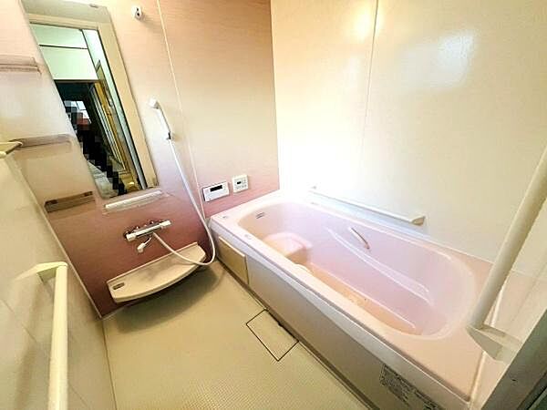 脚を伸ばしてくつろげる広さのユニットバスです。スイッチひとつでお湯貼りが出来ますし安全対策で手すりが備わっています。
