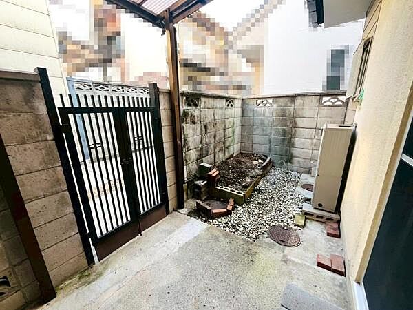 屋根があるので自転車などを置いても雨に濡れる心配がありません。