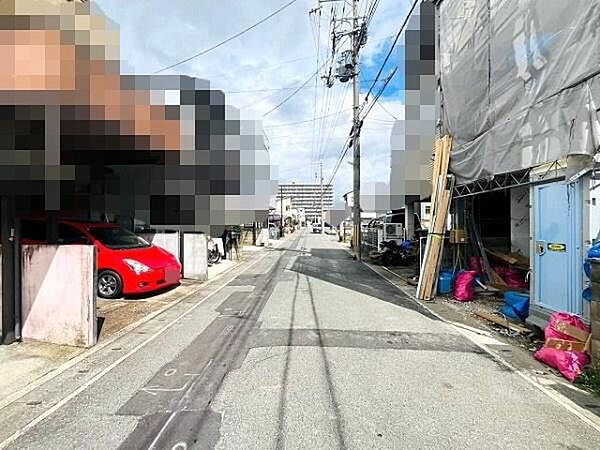 前面道路含む外観写真です。