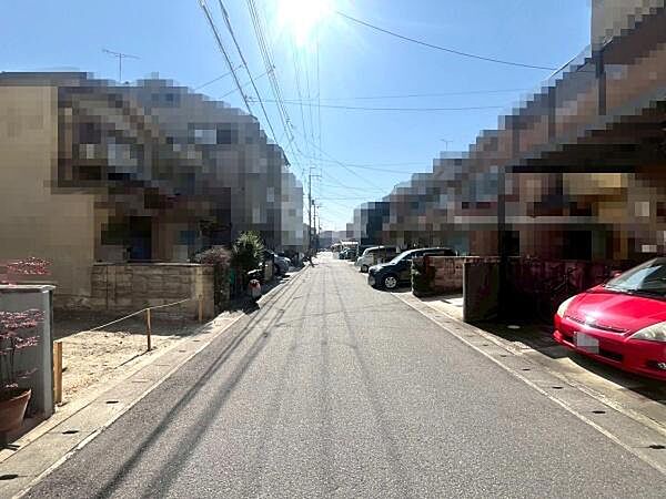 前面道路含む外観写真です。