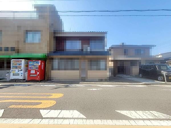 物件からみた前道です。前道は公道で幅員4.9mあり、接面は6.4mです。