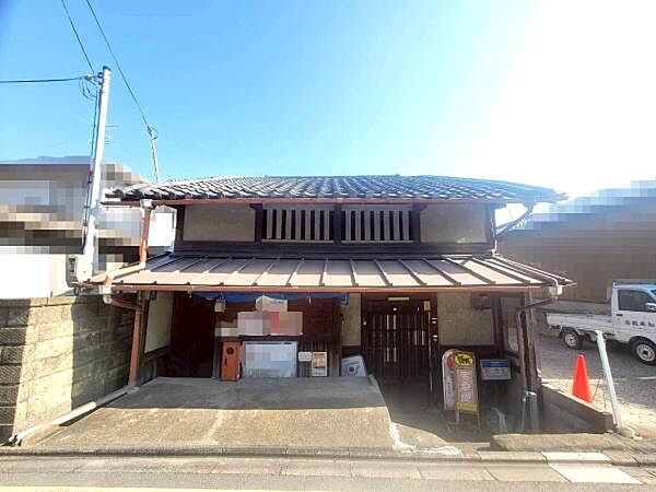 前面道路含む外観写真です。