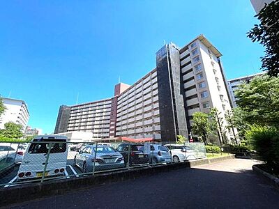 外観:近鉄「向島」駅が徒歩4分と駅近の物件です。「京都」駅まで約20分ほどで、通勤・通学もしやすいですよ。近隣にはスーパー、コンビニもあるので急なお買い物の際も安心です。 外観:近鉄「向島」駅が徒歩4分と駅近の物件です。「京都」駅まで約20分ほどで、通勤・通学もしやすいですよ。近隣にはスーパー、コンビニもあるので急なお買い物の際も安心です。