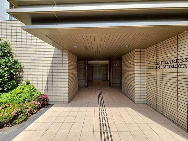 オートロックなので防犯面でも安心です。お部屋にはTVモニタ付インターホンがあるので来客者の顔を確認できます。
