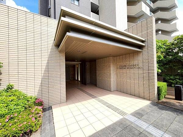 こちらのマンションはペット可(規約有)です。バルコニーにスロップシンクが備わっているのでペットの足洗い、ケア用品の丸洗いができるため室内を清潔に保ちやすいですよ。