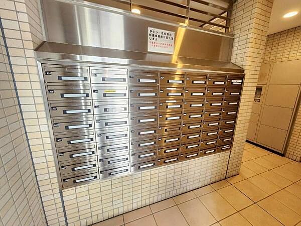 集合ポストです。管理人様は日勤管理されてますのでセキュリティー面も安心です。