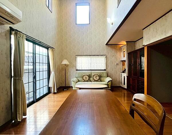 オシャレな内装のLDKです。上部から光が入りやすく、1階まで自然光がたっぷり届きます。天井が高いので、実際の床面積以上に広く感じられますよ。