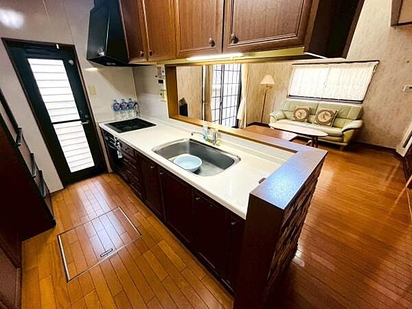 3口コンロで複数のお料理を平行で作れます。収納がしっかりできるので調理スペースも広くコンロはIHなので掃除が簡単です◎あると嬉しい床下収納つき！