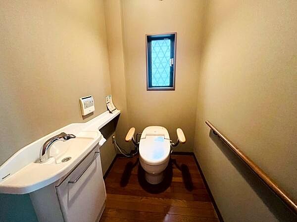 トイレは二か所あります。どちらも温水洗浄便座付きで安全面を配慮して手すりも備わっています。朝の混雑が回避できて便利ですね。