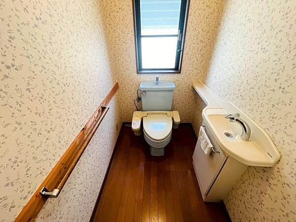 日々の使いやすさを重視した広めのトイレです。