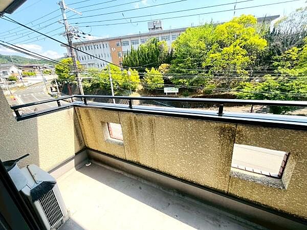 南向きバルコニーはよく日が当たります。洗濯物が乾きやすく屋根があるので雨が降った時も洗濯物を守ってくれます。