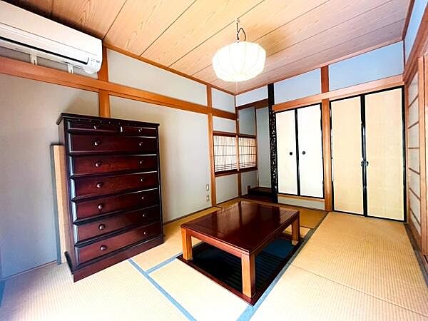 客間・寝室・子供の遊び部屋・家事スペースなど生活の変化に応じて使いまわしが出来る一室です。畳が湿気を吸い放出して、室内の湿度を自然調整してくれます。