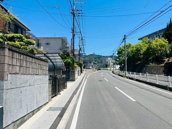 前面道路含む外観写真です。