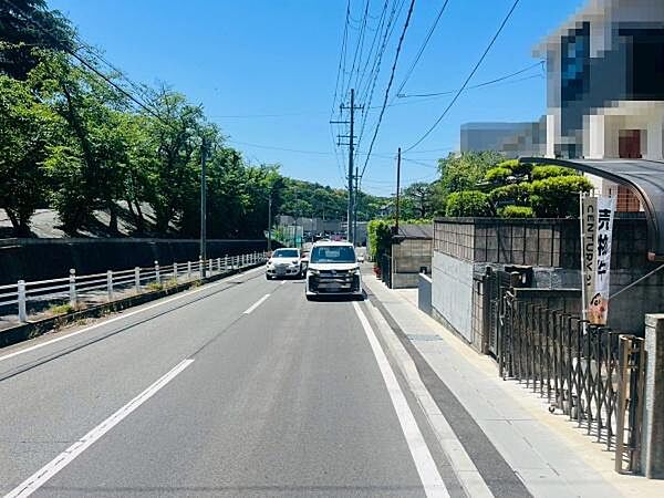 前面道路含む外観写真です。