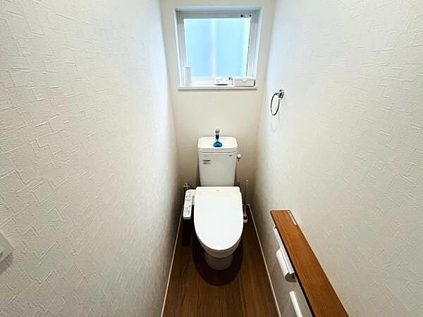 窓付きで明るく換気もしやすいトイレ。温水洗浄便座付きで、毎日快適にお使いいただけます。トイレは各階にあります。