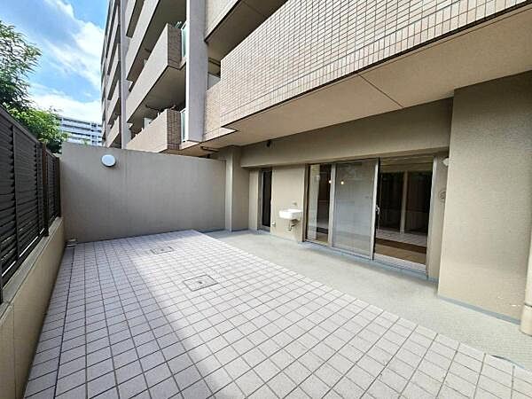 1階ならではの専用テラスです。安心して外遊びが出来るのでお子様の遊び場や家庭プールに。スロップシンクがありますので便利です。ガーデニングや家庭菜園を行うのも素敵ですね。