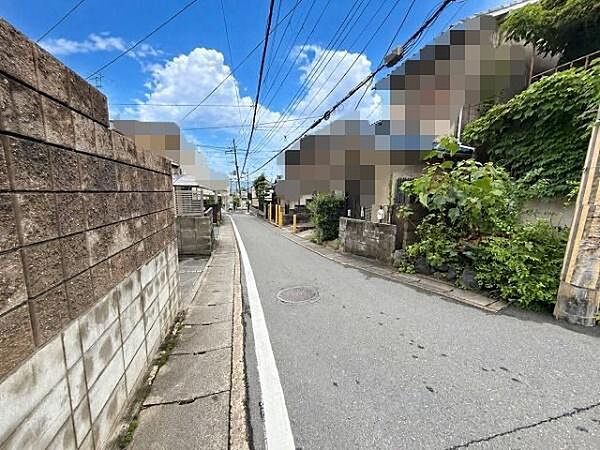 前面道路含む外観写真です。