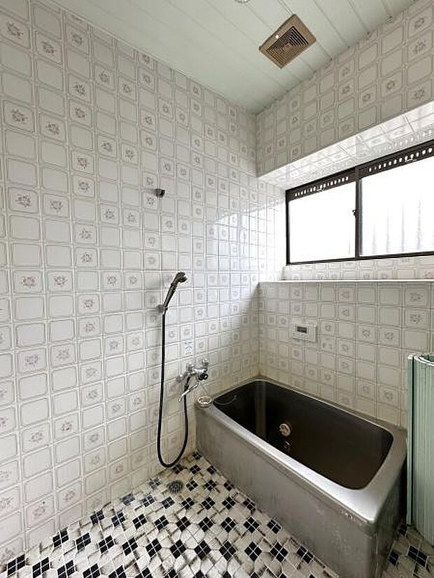 窓のあるバスルームは日当たりが良く、空気の入れ替えもしやすいため浴室内を清潔に保てます。
