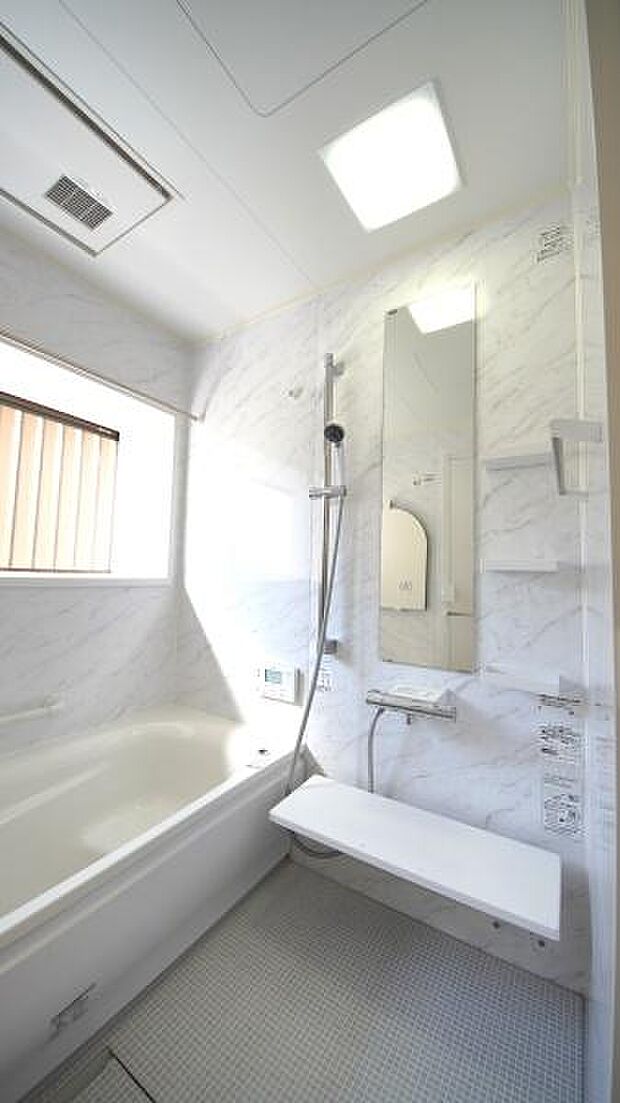 窓のあるバスルームは日当たりが良く、空気の入れ替えもしやすいため浴室内を清潔に保てます。また、浴室暖房・自動湯はり・追い炊き機能付きで寒い季節も安心です。