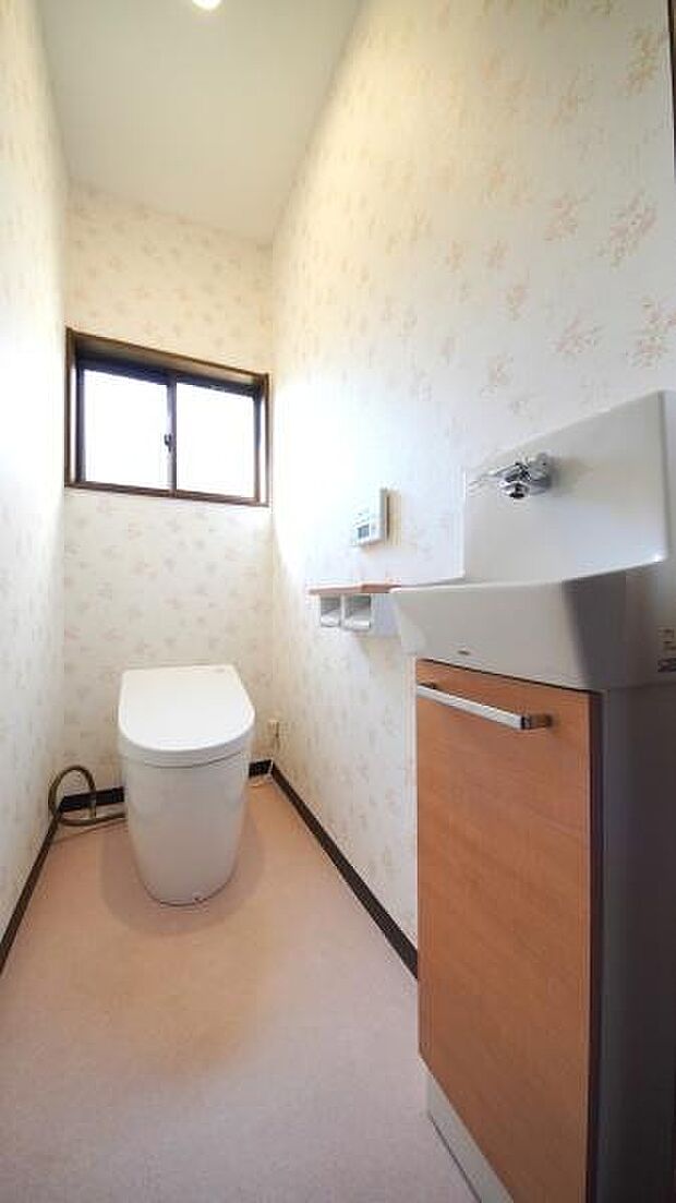 トイレと手洗いが別になっておりスタイリッシュなトイレ。小窓があることで換気もしやすいですね！