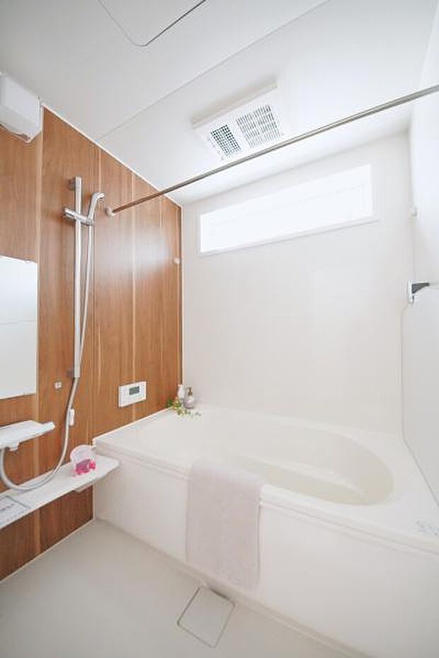 高窓から光を取り込む爽やかな印象の浴室。雨の日でも洗濯物を手軽に乾かせる浴室乾燥機が、快適な生活をサポートします。