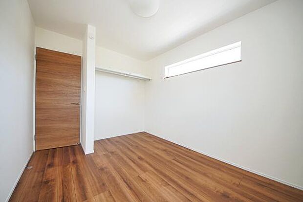 クローゼット付の洋室。クロスはホワイト色ですっきりとしたデザイン。どんな家具を置いてもなじむデザインです。