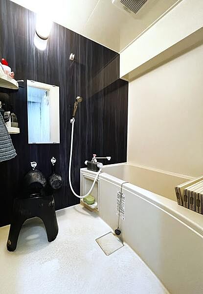 お風呂はお家のリラックススポット！広々とした空間で日々の疲れを癒してくれます。忙しい生活から少し離れて心地よい湯に浸かりながらストレス解消♪リフレッシュした気分で新しい日々に臨むことができます