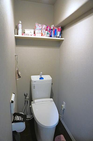 トイレはスタイリッシュなデザインで、お手入れもラクラクです。毎日使う場所だからこそ、清潔で心地よい空間が大切。見た目も機能も兼ね備えていて、毎日の生活をもっと快適にします！