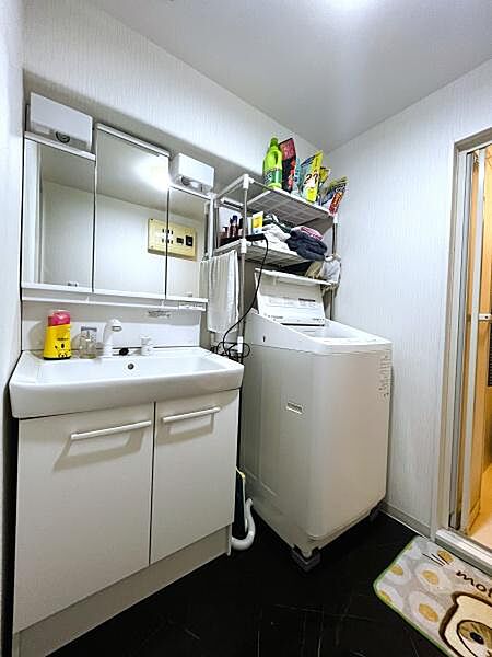 広い洗面室で効率的に収納スペースを作れます！身の回りのものをすっきり整えて使いやすい空間に♪自分のスタイルに合わせて収納を配置し、毎日の生活を快適にサポートします。こんな洗面室で朝の支度もスムーズに！