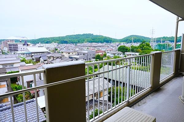 広々としたバルコニーがあるので、洗濯物や布団を気持ちよく干すことができます！このバルコニーで、のんびりとお茶を飲んだり、読書をしたりする時間も素敵ですね♪