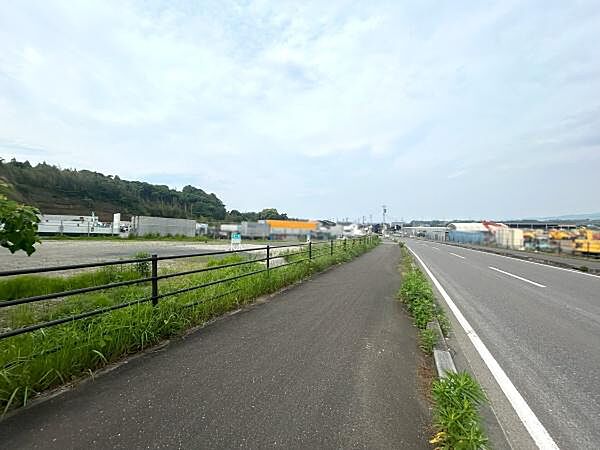 前面道路含む現地。（2024年5月撮影）
