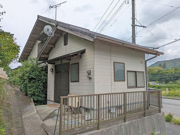 711番1にある戸建玄関側