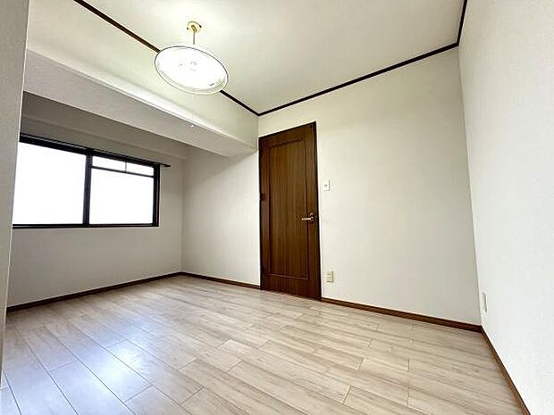 天井・壁クロスを張替え、床はホワイト基調の床フロアタイルを上貼りし、明るく清潔感のある印象に。クローゼットには洋服や小物をたっぷり収納でき、お部屋がスッキリ片付きます。