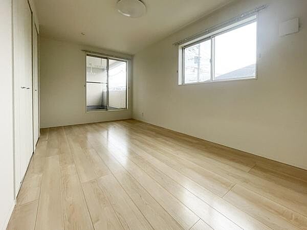 広々とした2階約8.7帖の洋室です。大きな窓から明るい光が差し込む開放感のある空間。ナチュラルなフローリングとホワイトの壁が明るさをプラスしてくれます。バルコニーにも出やすい設計です。